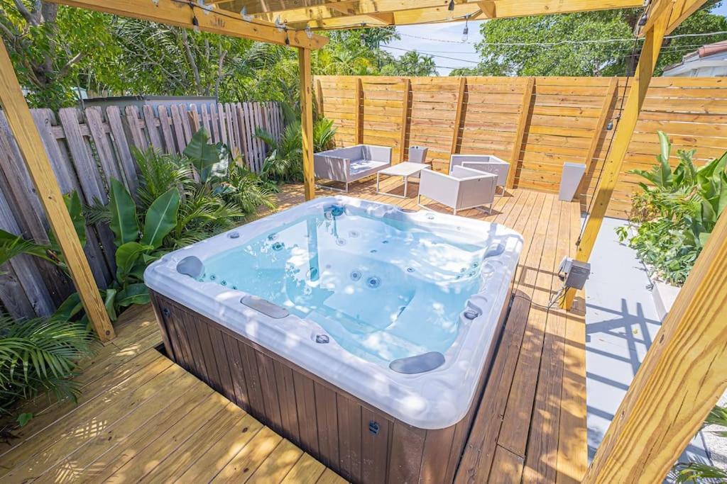 Biscayne Park House With A Hot Tub ! Only 10 Mins To The Beachヴィラ エクステリア 写真