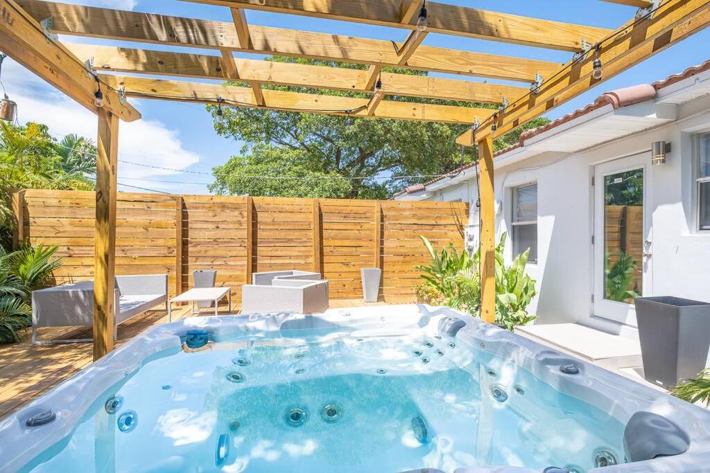 Biscayne Park House With A Hot Tub ! Only 10 Mins To The Beachヴィラ エクステリア 写真