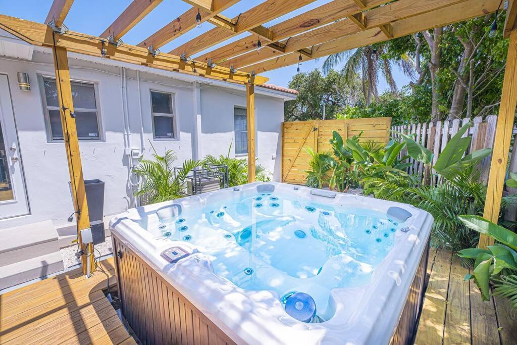 Biscayne Park House With A Hot Tub ! Only 10 Mins To The Beachヴィラ エクステリア 写真